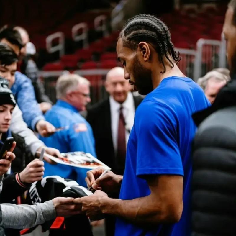 足球中超新外援亮相，身体对抗惊人（中超新外援首秀，身体对抗能力惊艳）