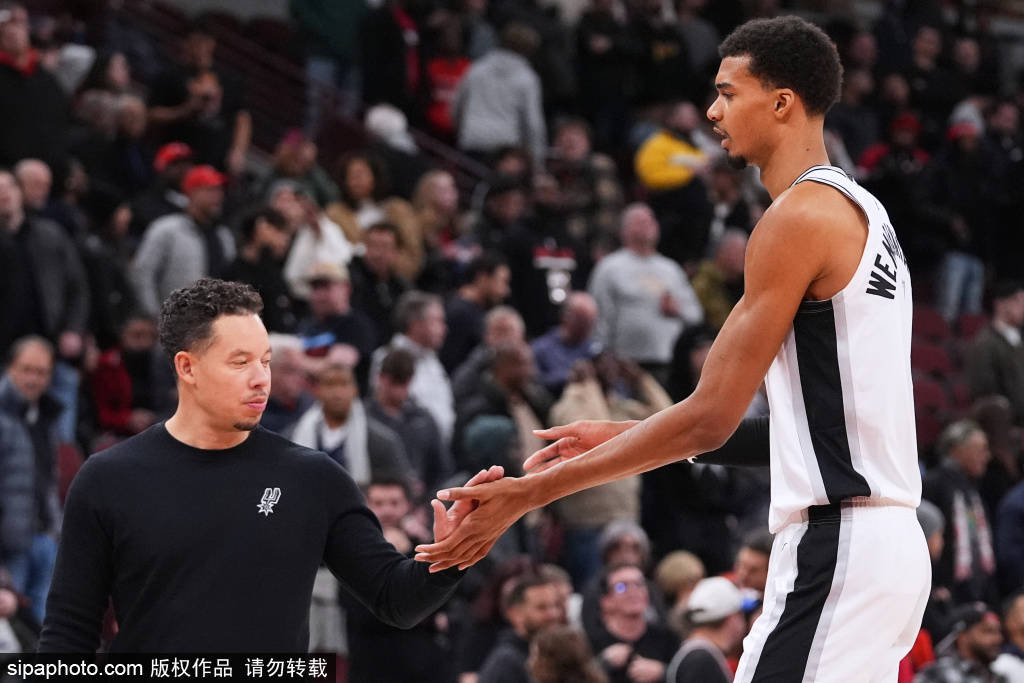 4号秀克尼佩尔三分9中6空砍26分，个人连续3场20+（四号秀克尼佩尔三分9投6中轰下26分，连续3场20+仍难救主）