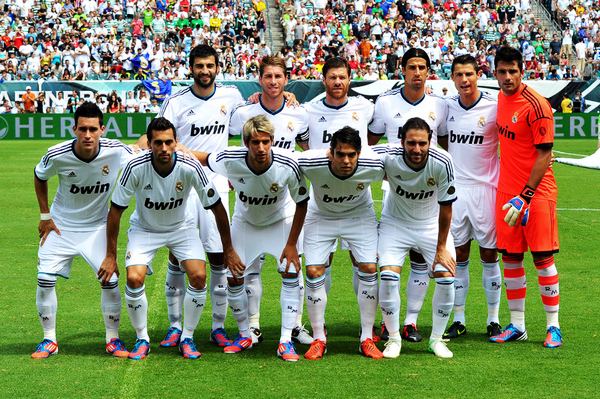 喀麦隆体育部长与足协主席埃托奥决裂，前者指责后者操纵选举（喀麦隆体育部长与足协主席埃托奥反目，部长指控其操纵选举）