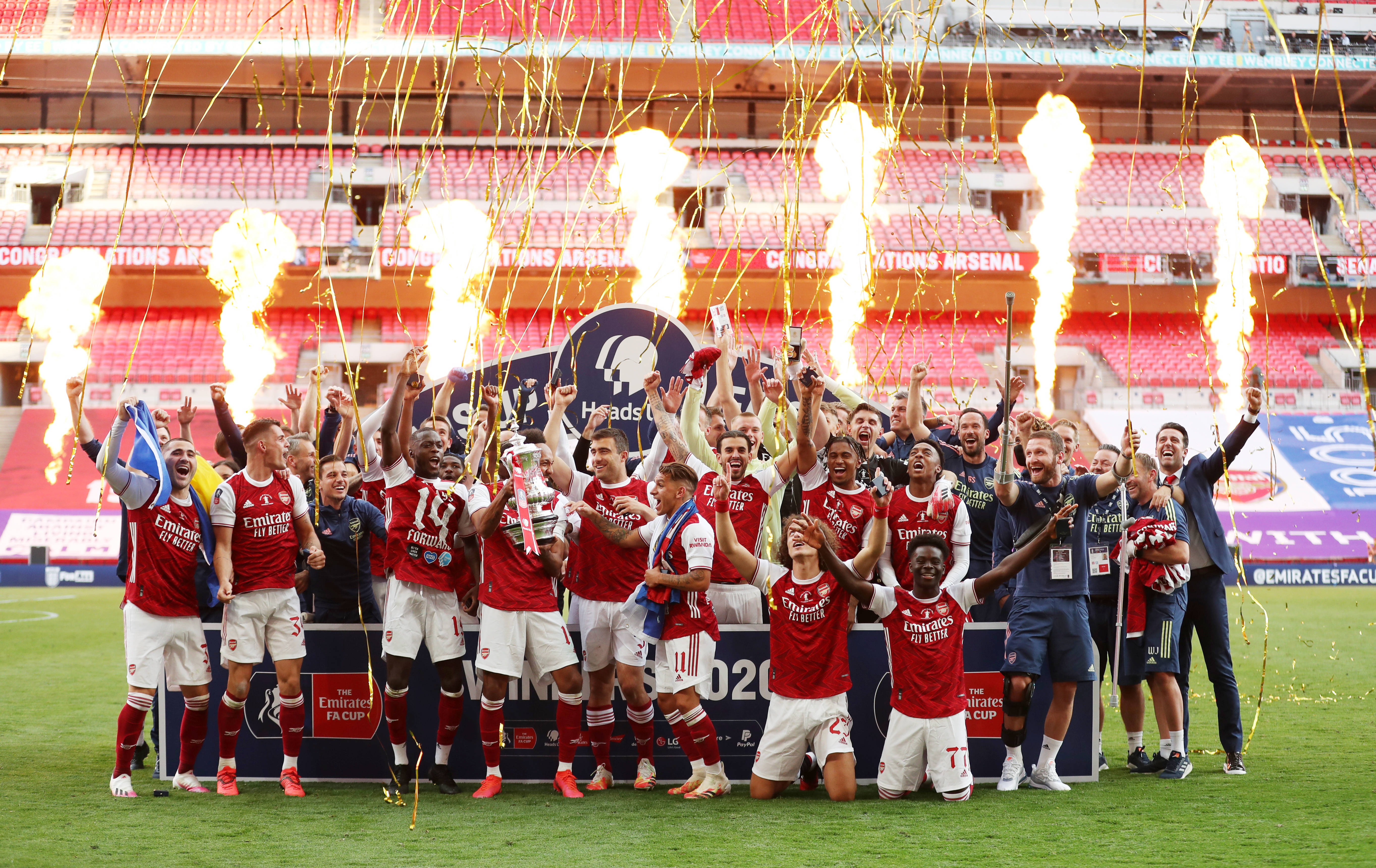 国脚连续射门被封堵仍不气馁（射门接连被挡，国脚斗志不减）