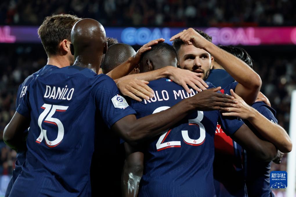 詹姆斯谈NBA杯出局：我不在乎这个，有没有杯赛我都热爱打球（詹姆斯谈季中锦标赛出局：不在意，有无杯赛我都热爱打球）