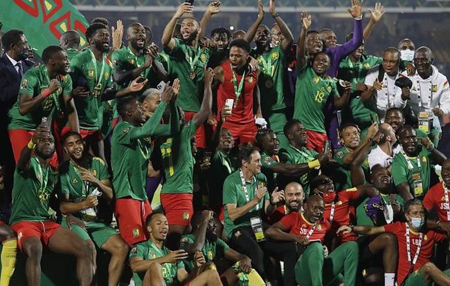 皇马对塞维利亚裁判确定，上赛季未罚下飞铲姆巴佩球员惹争议（皇马战塞维利亚主裁确定：曾因上季未将飞铲姆巴佩者罚下而引争议）