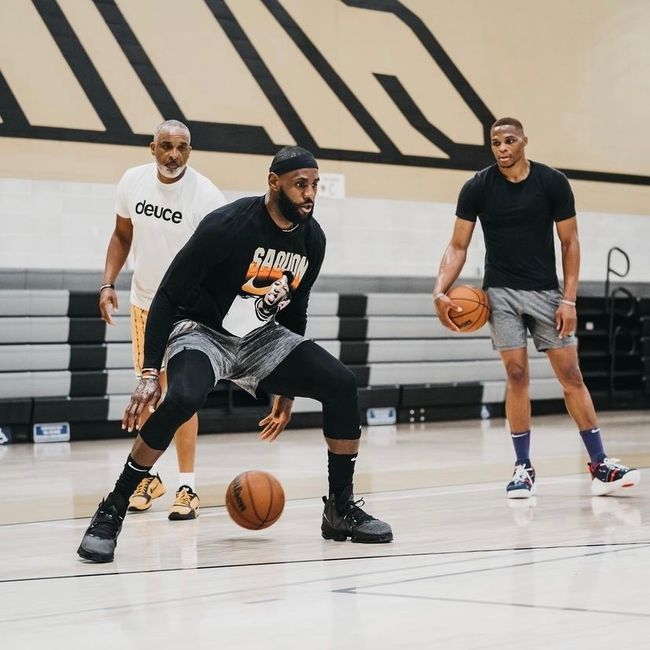 永远的红军20号，利物浦新赛季主场首战场刊封面致敬若塔（利物浦新季主场揭幕战：场刊封面致敬红军20号若塔）