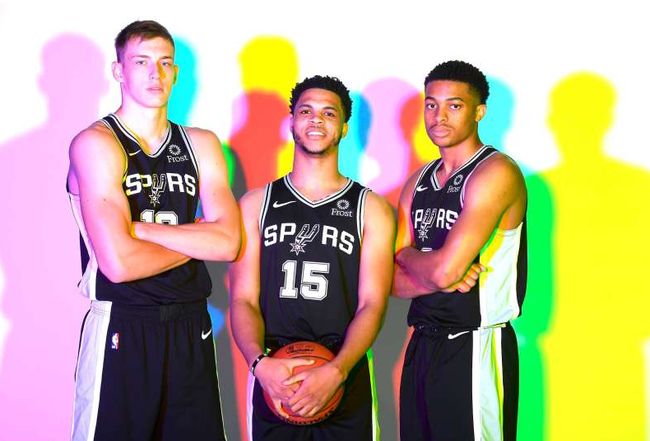 凯尔：阿德耶米被换下完全合理；他今天的行为不对，会被罚款（凯尔：阿德耶米被换下理所应当；他今日举动不当，将遭罚款）