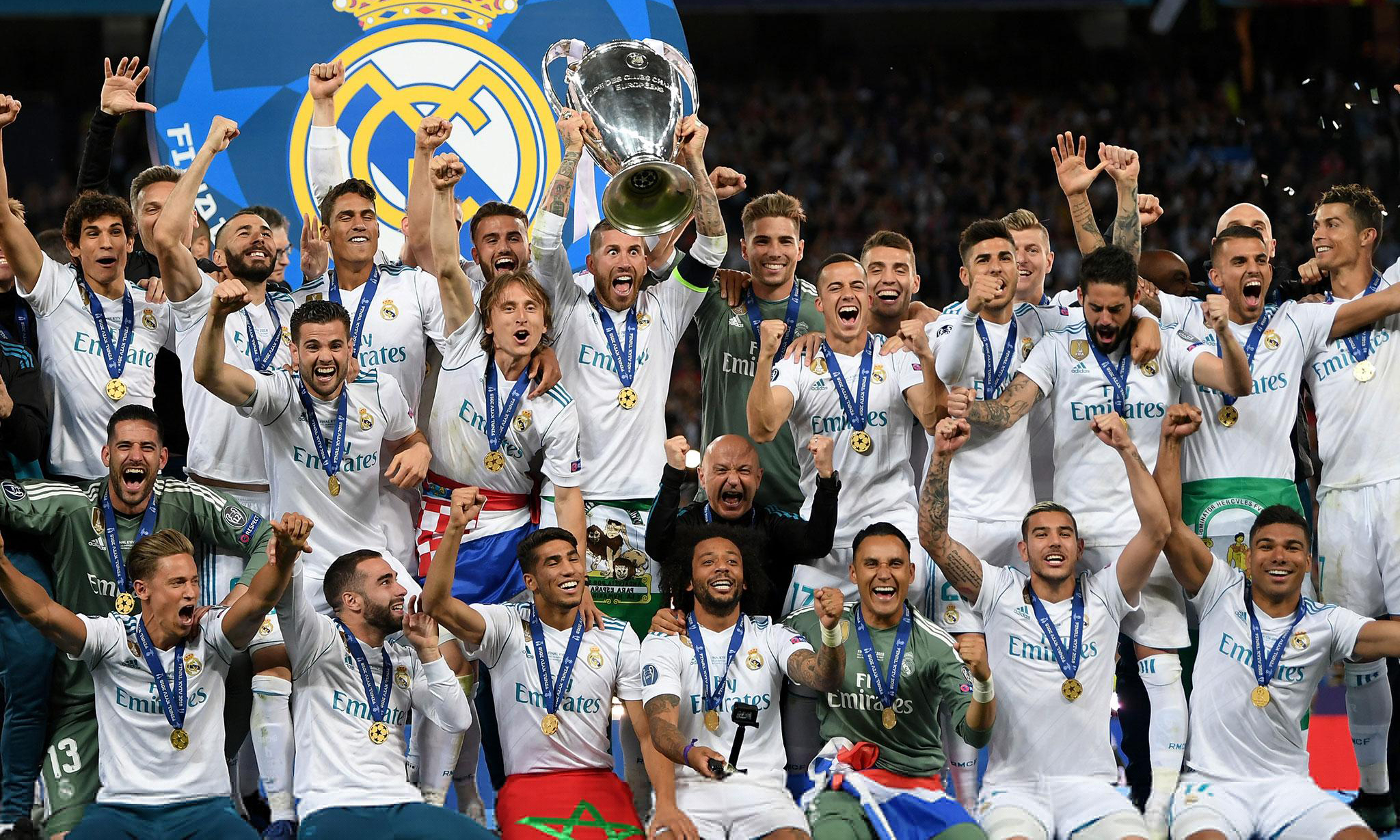 费城内线强势统治篮下（费城内线霸气掌控禁区）