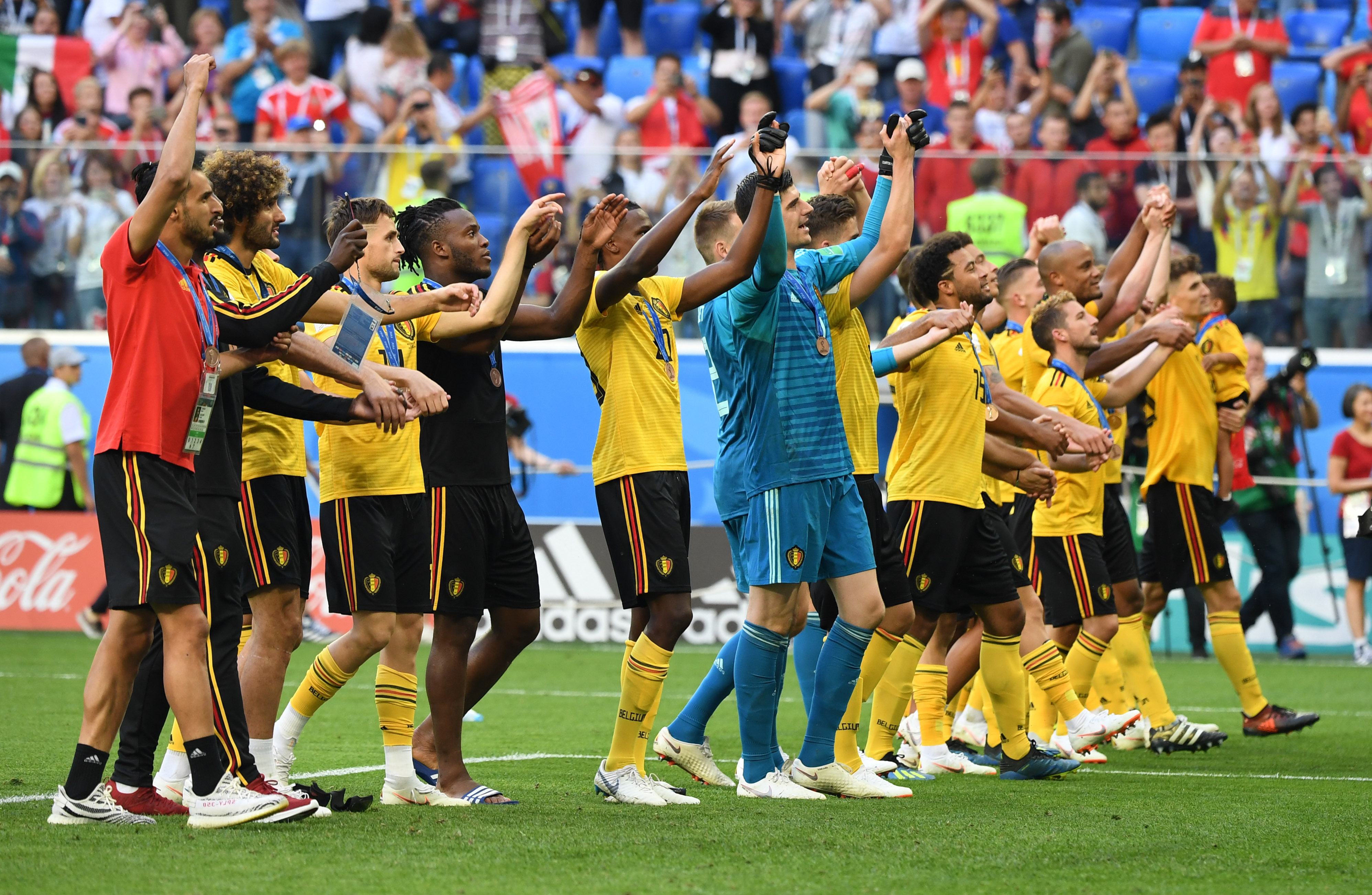 早报：拜仁的四线一十六胜，在我的肩膀上扛着！（早报：拜仁四线齐进已赢16场，一切都扛在我肩上！）